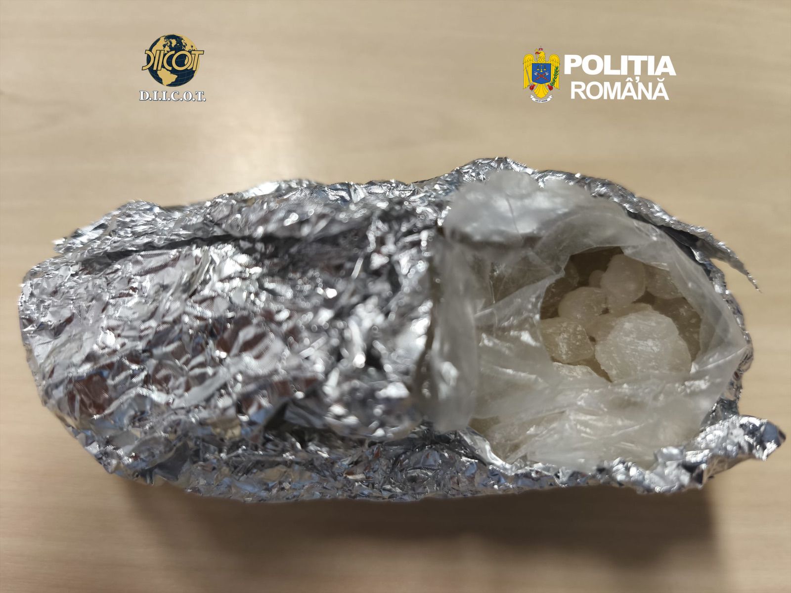 Opt kilograme de droguri de mare risc, descoperite de polițiști: 4 reținuți