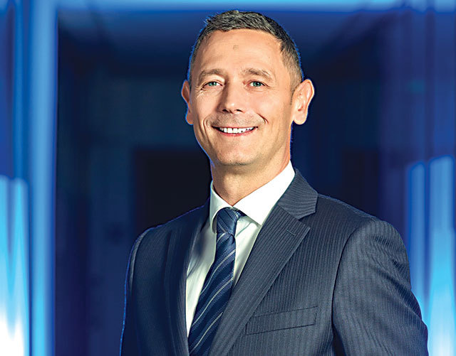 Manea, șeful BCR, cu mandat prelungit: Ce se întâmplă la banca mamut din România?