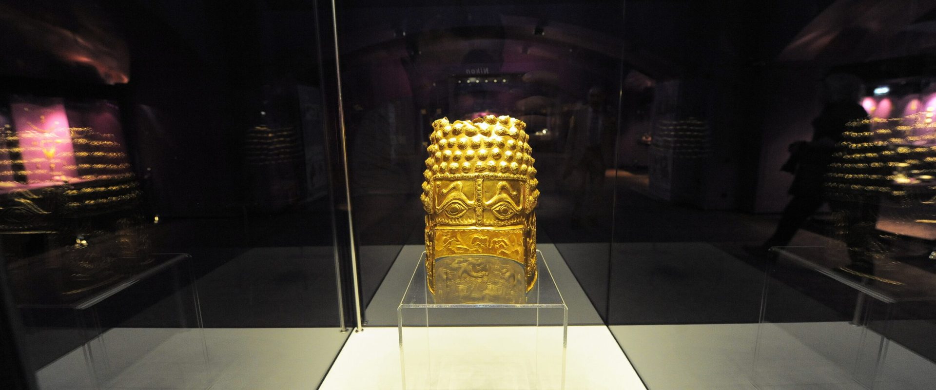 Cât costă o vizită la MNIR? Coiful de la Coțofenești, expus!