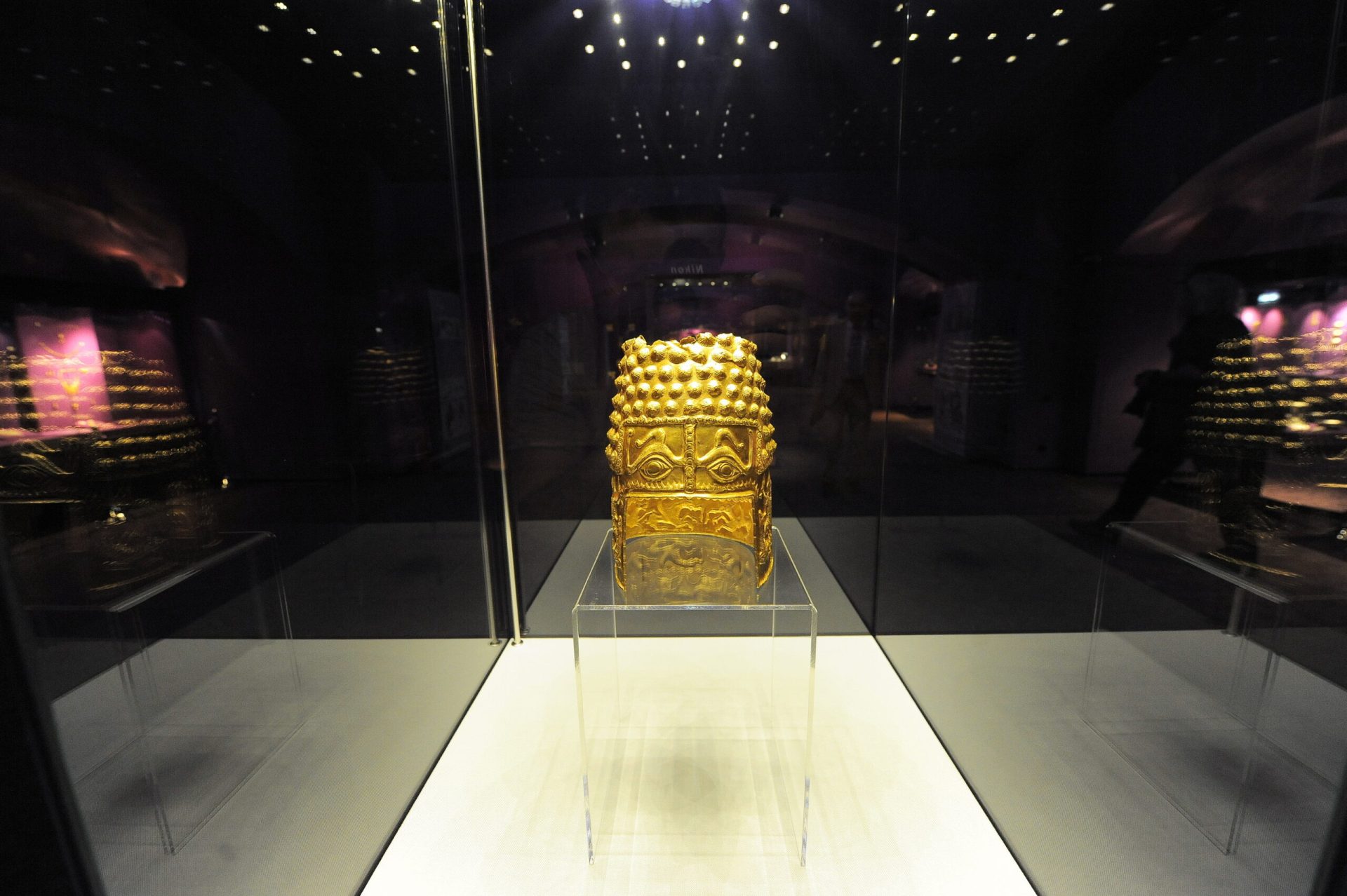 Cât costă o vizită la MNIR? Coiful de la Coțofenești, expus!