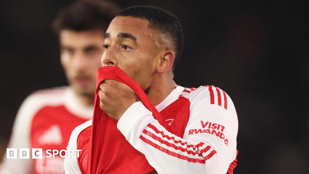 Arsenal, în cădere liberă? Eșecuri usturătoare și presiune maximă pentru „tunari” Londra, Anglia – Forma slabă a echipei de fotbal Arsenal a stârnit îngrijorare în rândul fanilor și experților, după o serie de rezultate dezamăgitoare