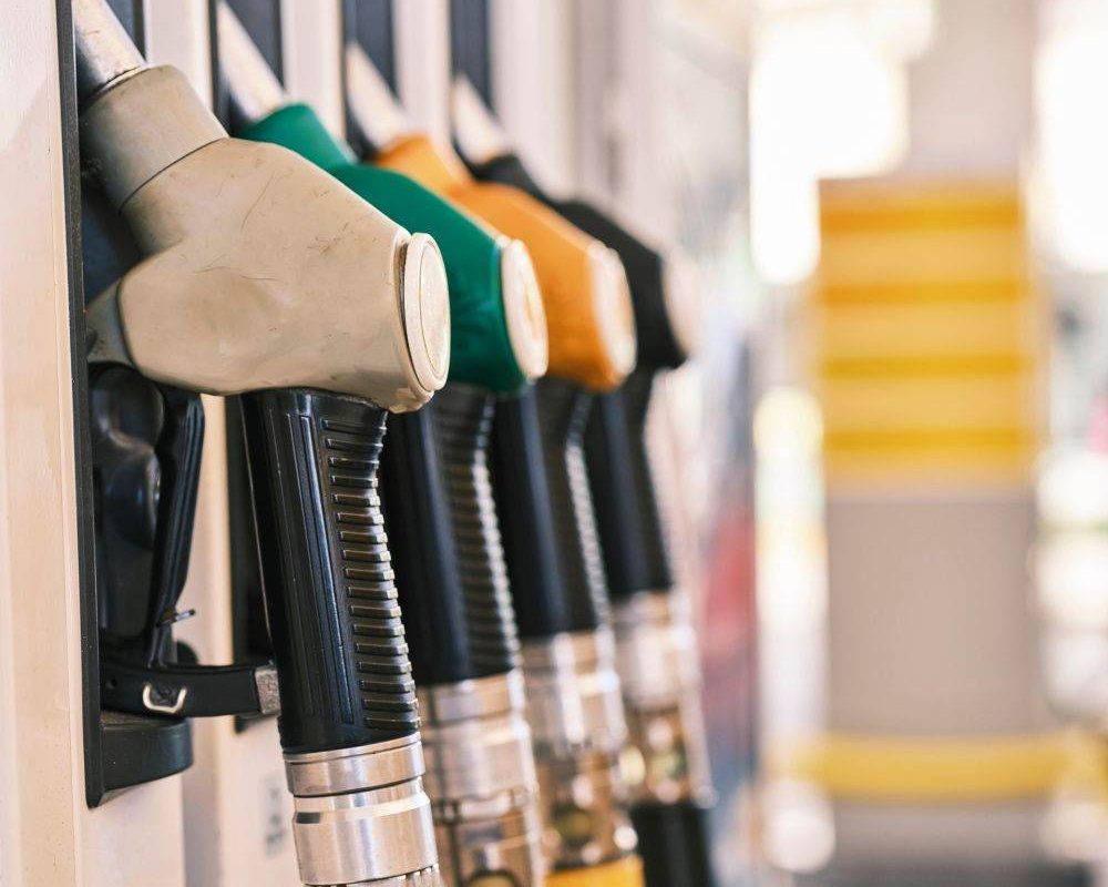 Prețurile carburanților în Turcia, mai mici decât în România, pe fondul instabilității din Orientul Mijlociu București – Românii care plănuiesc o călătorie în Turcia vor scoate mai puțini bani din buzunar pentru a alimenta autoturismele, comparativ cu cei care alimentează în România