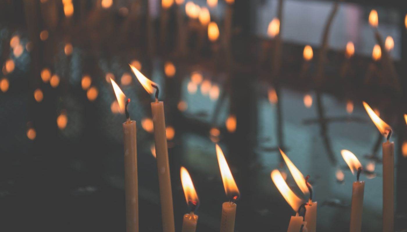 Sfânta Lumină a ajuns la București, sâmbătă seară, de la Ierusalim