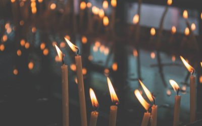 Sfânta Lumină a ajuns la București, sâmbătă seară, de la Ierusalim