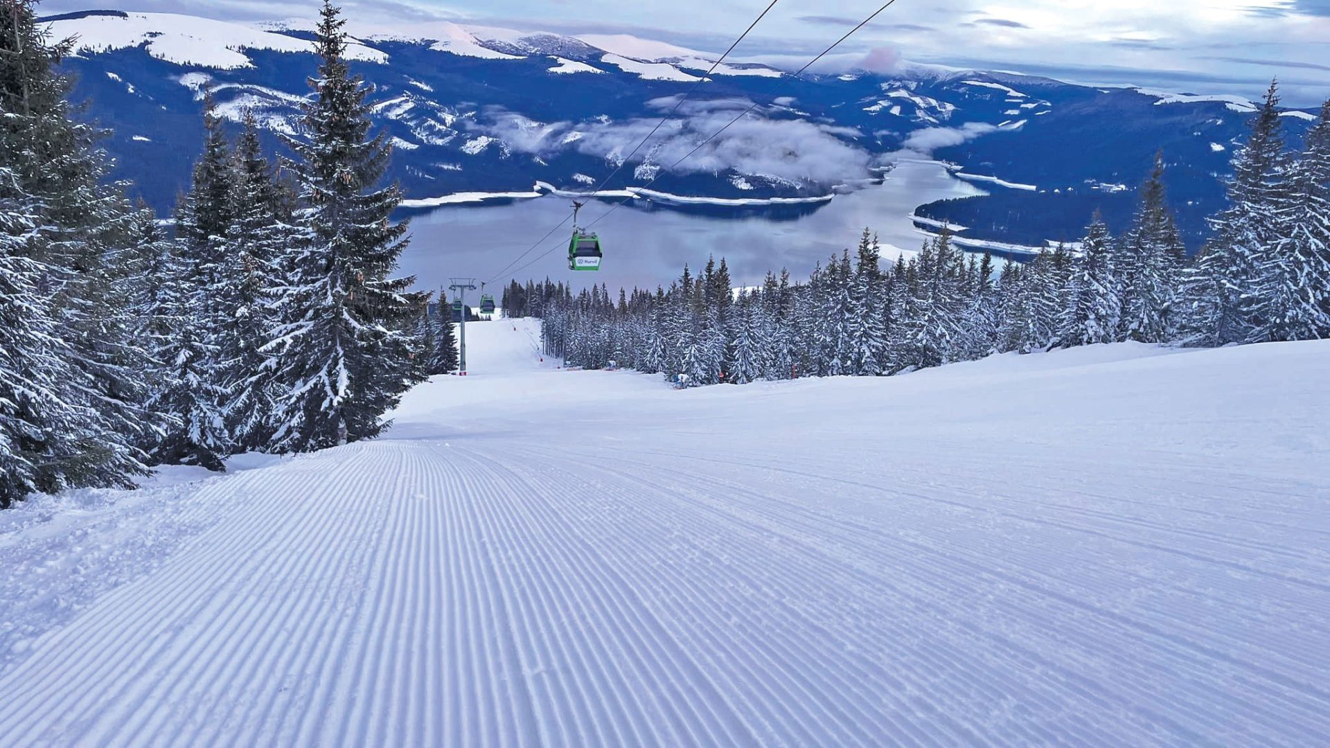 Peisajul alpin nu renunță la iarnă, astfel că schiul de Paște este o realitate pentru iubitorii sporturilor de sezon