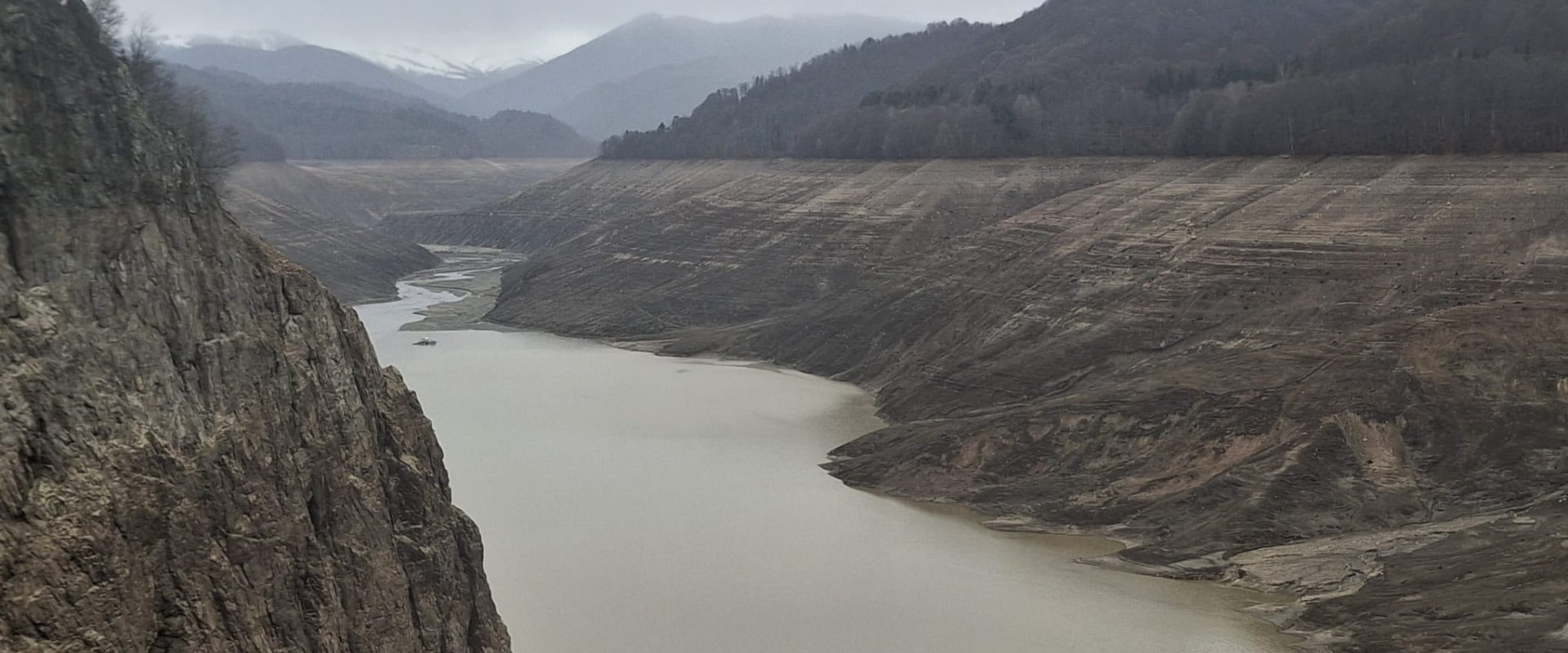 Ministrul Energiei, Bogdan IVAN, anunță începerea reumplerii lacului de acumulare de la Vidraru Bucurie pentru sectorul energetic: Lacul de acumulare de la Vidraru, simbol al hidroenergiei românești, a început procesul de reumplere, conform unei declarații făcute de ministrul Energiei, Bogdan IVAN