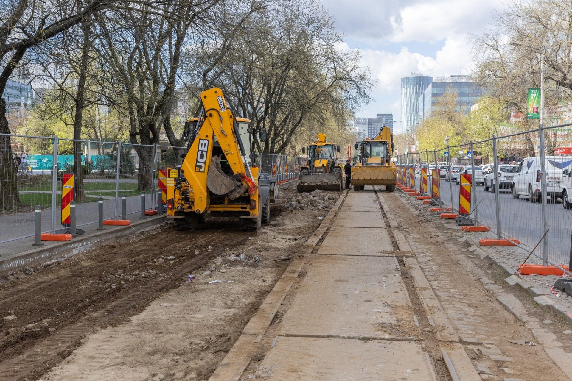 Lucrările de modernizare a liniilor de tramvai avansează în București, cu accent pe Lotul 6 și Bulevardul Expoziției Lucrările de modernizare a liniilor de tramvai din București sunt în plină desfășurare pe mai multe tronsoane, administrația locală estimând că până la finalul anului vor fi demarate lucrări pe 6,5 kilometri de șine