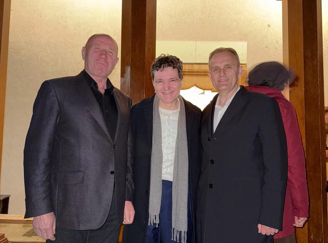 Nicuşor Dan, la mănăstirea Cornu, cu şefii PSD de la Judeţean şi Primărie