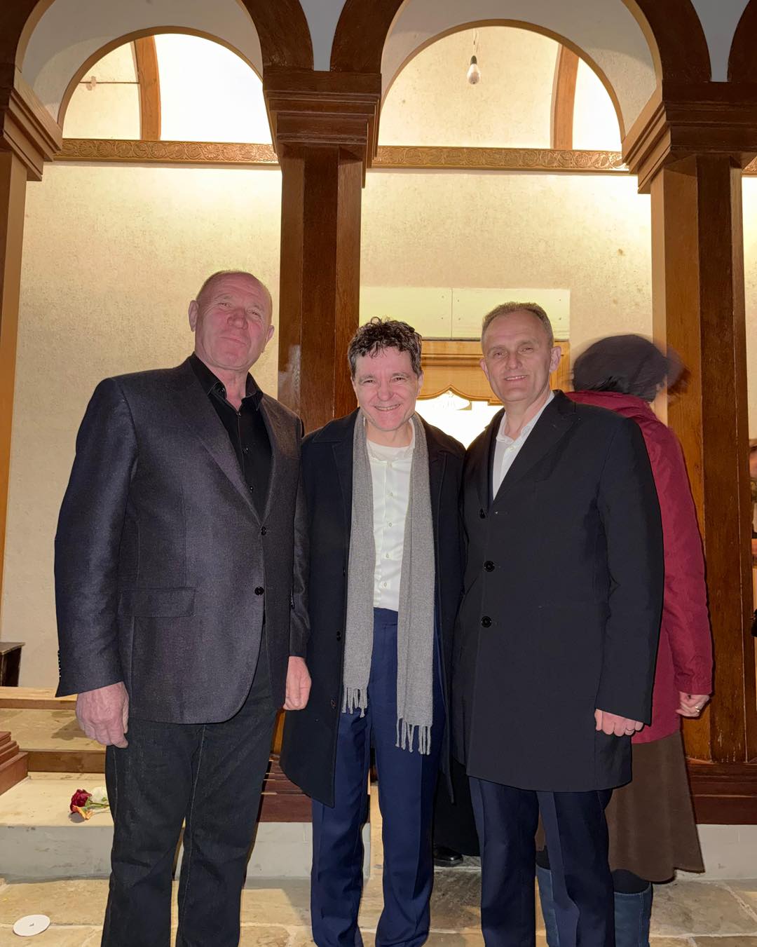 Nicuşor Dan, la mănăstirea Cornu, cu şefii PSD de la Judeţean şi Primărie