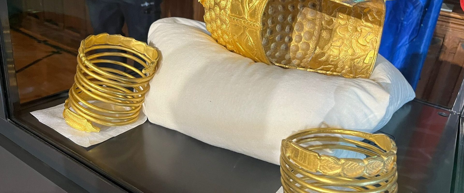 Coiful de la Coțofenești revine acasă: Expoziție la Muzeul din București