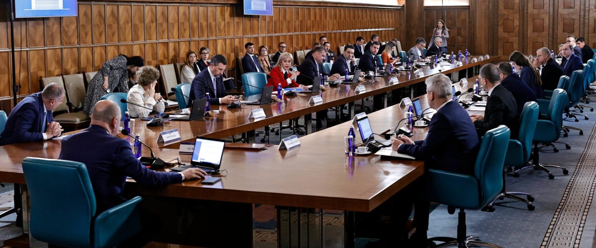 Alarmă în Guvern: Partidul X cere demisia premierului, criză politică iminentă România