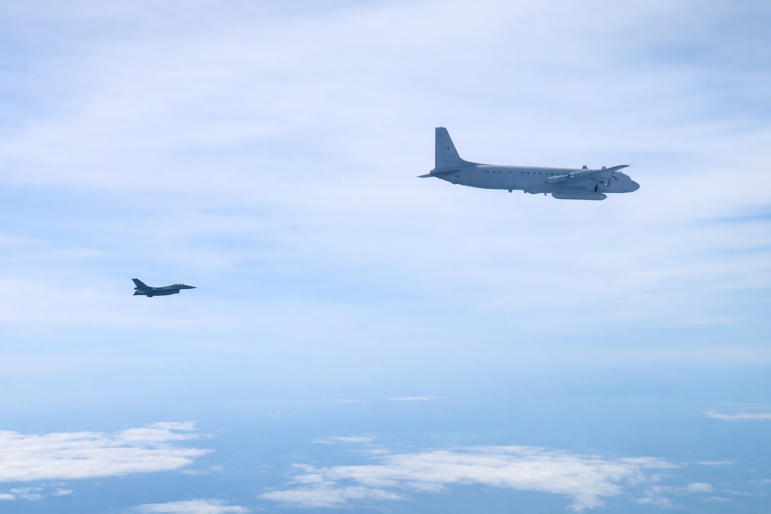 Avioane F-16 ROMÂNEȘTI, misiune de INTERCEPTARE deasupra Balticii