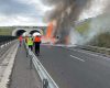 Incendiu pe A1: Camion de fructe, cuprins de flăcări în Hunedoara, șoferul, atac de panică