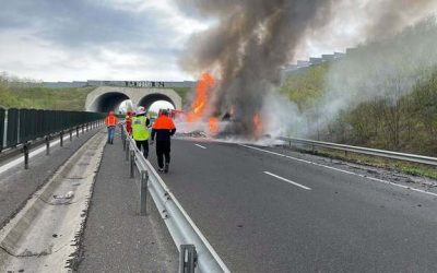 Incendiu pe A1: Camion de fructe, cuprins de flăcări în Hunedoara, șoferul, atac de panică