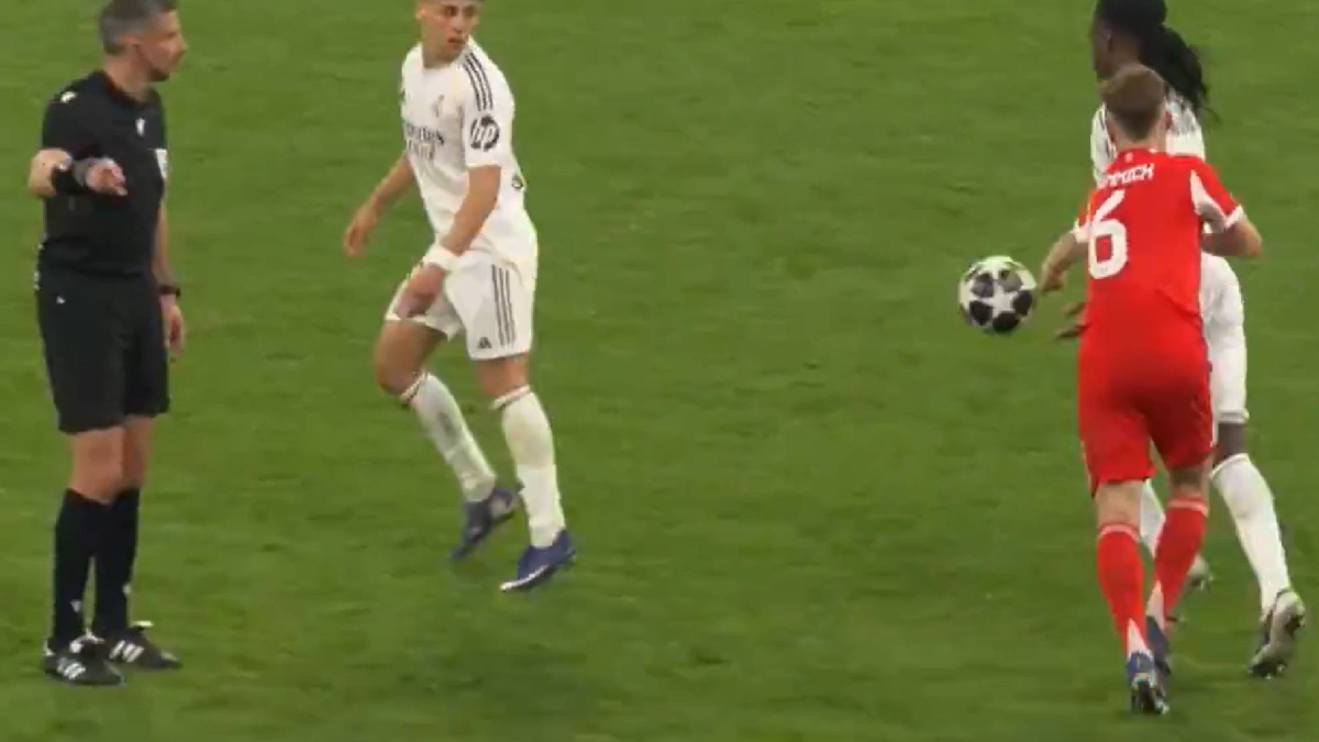 Fotbal: Ținerea mingii 3 secunde nu e fault. Decizie controversată
