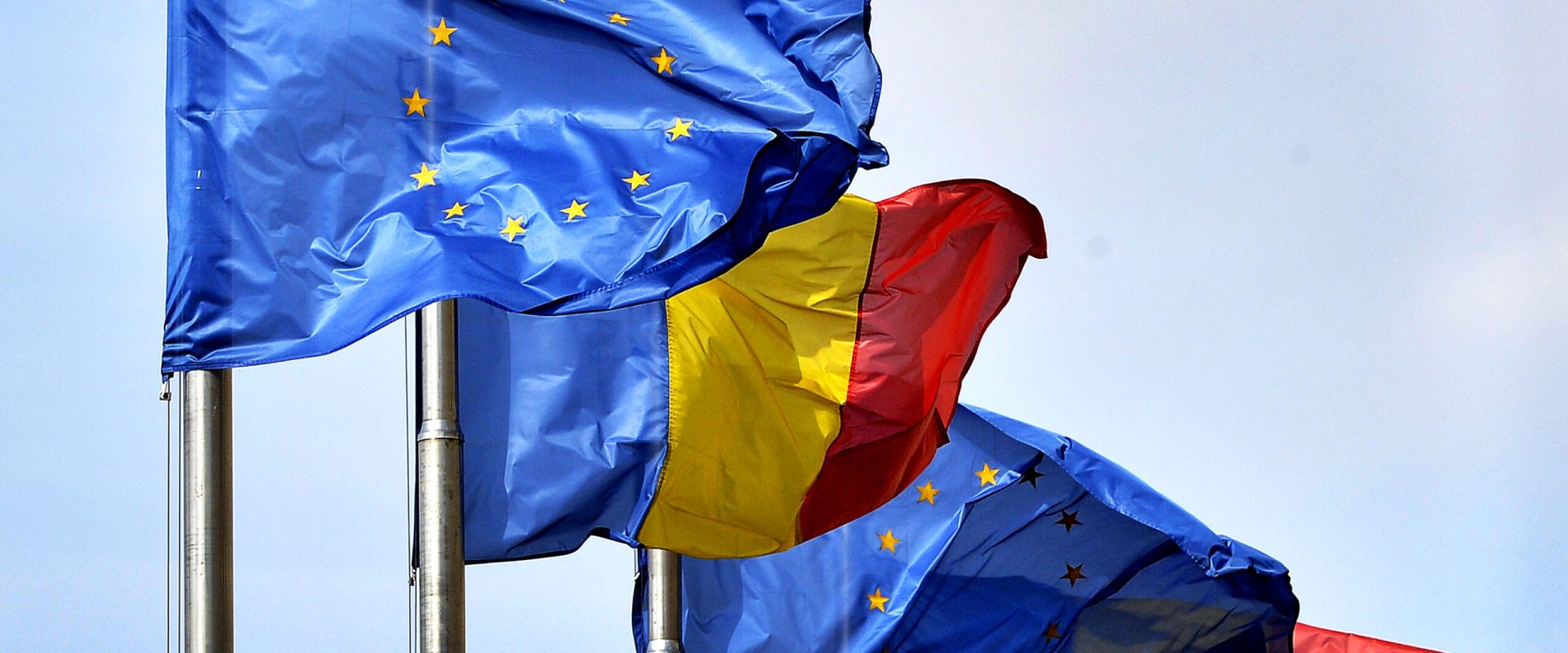 Scădere majoră a încrederii în stat, NATO și UE. Românii, împotriva conflictelor