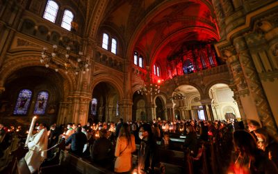 Calendarul: O Istorie a Datelor și Divergențelor Religioase Acum mai bine de patru secole, calendarul Gregorian a fost introdus de Papa GRIGORE al XIII-lea, marcând o schimbare semnificativă în modul în care lumea măsoară timpul