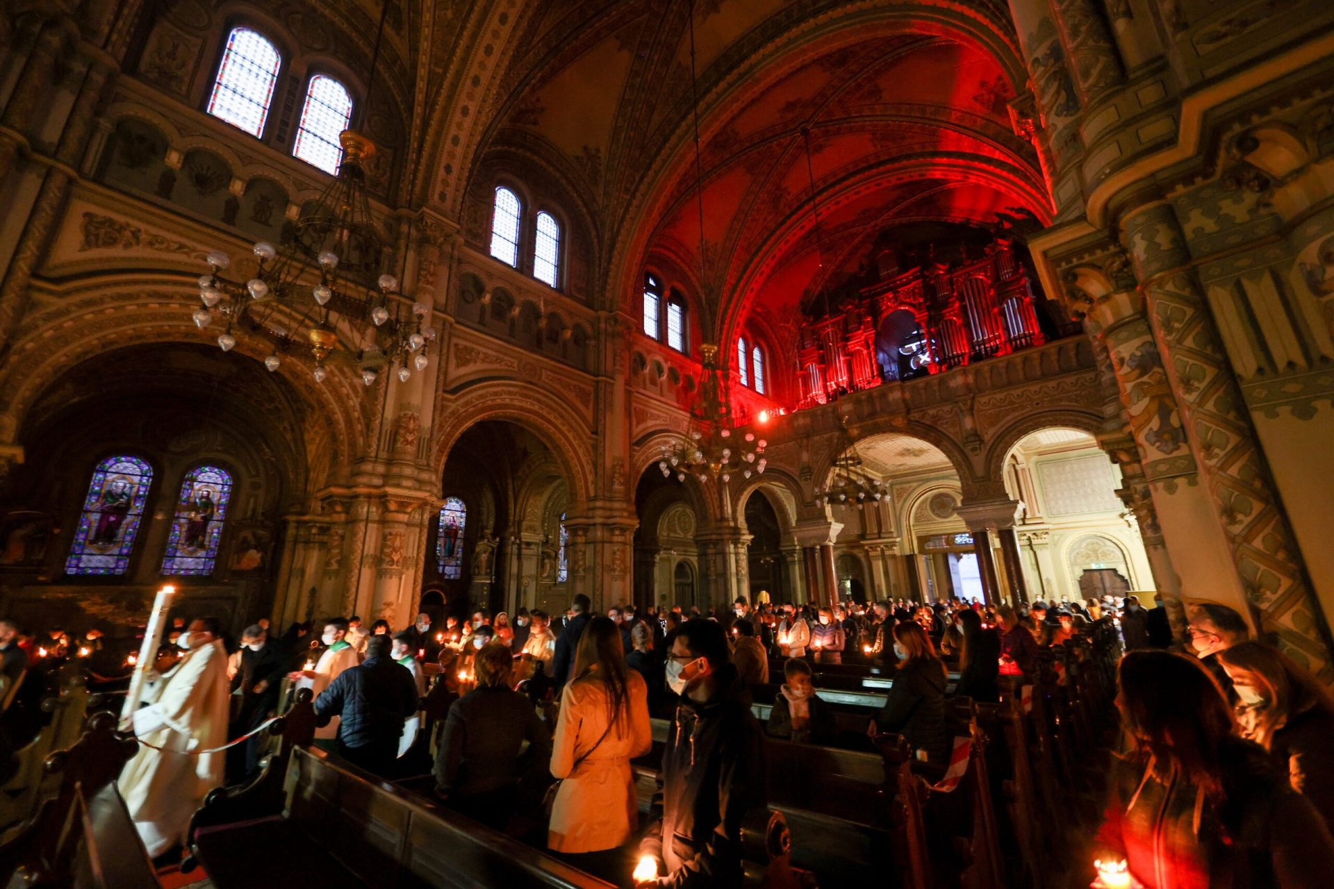 Calendarul: O Istorie a Datelor și Divergențelor Religioase Acum mai bine de patru secole, calendarul Gregorian a fost introdus de Papa GRIGORE al XIII-lea, marcând o schimbare semnificativă în modul în care lumea măsoară timpul