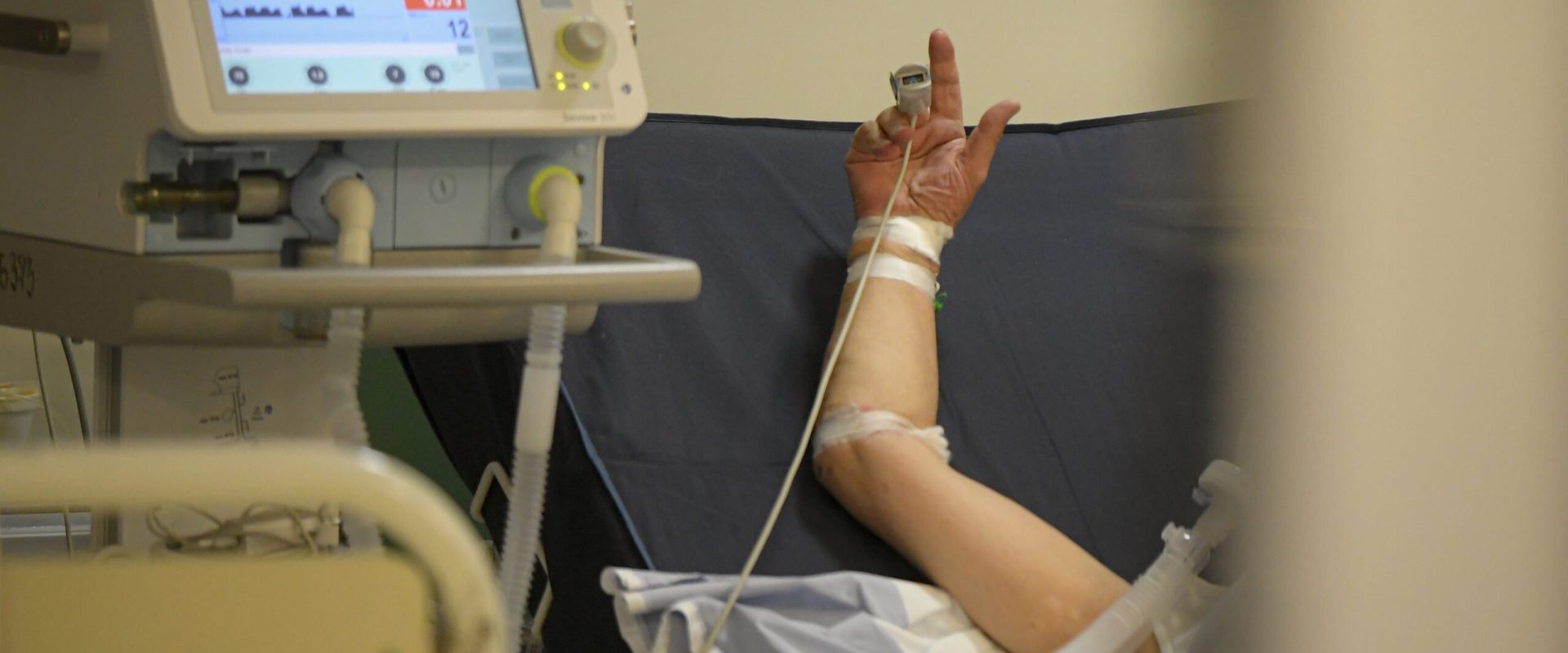 Mutație rară: Un pacient HIV vindecat complet după transplant