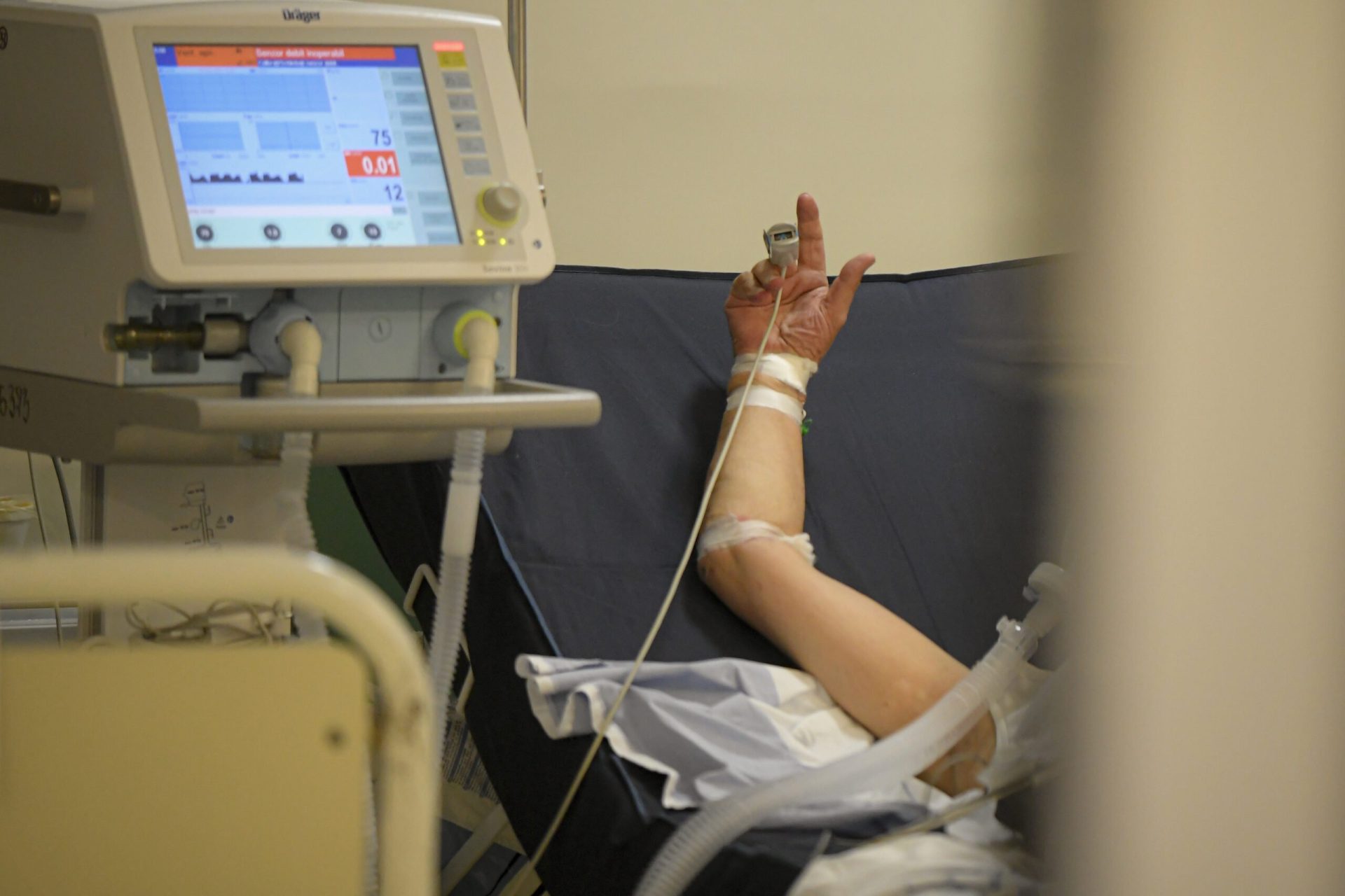 Mutație rară: Un pacient HIV vindecat complet după transplant