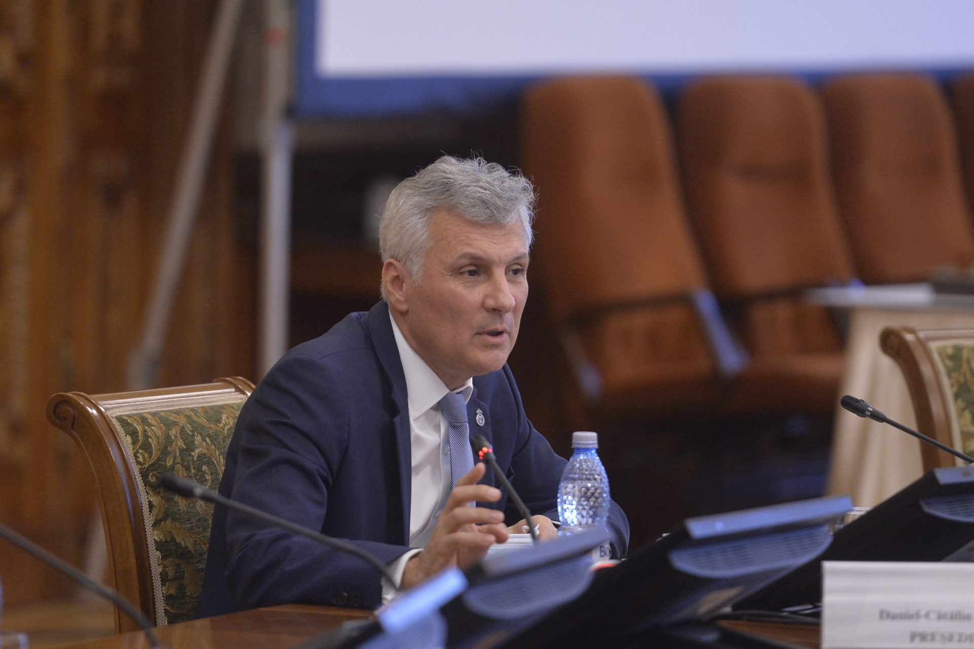 Ni se cere să ne vindem bunurile: România, la un pas de criză