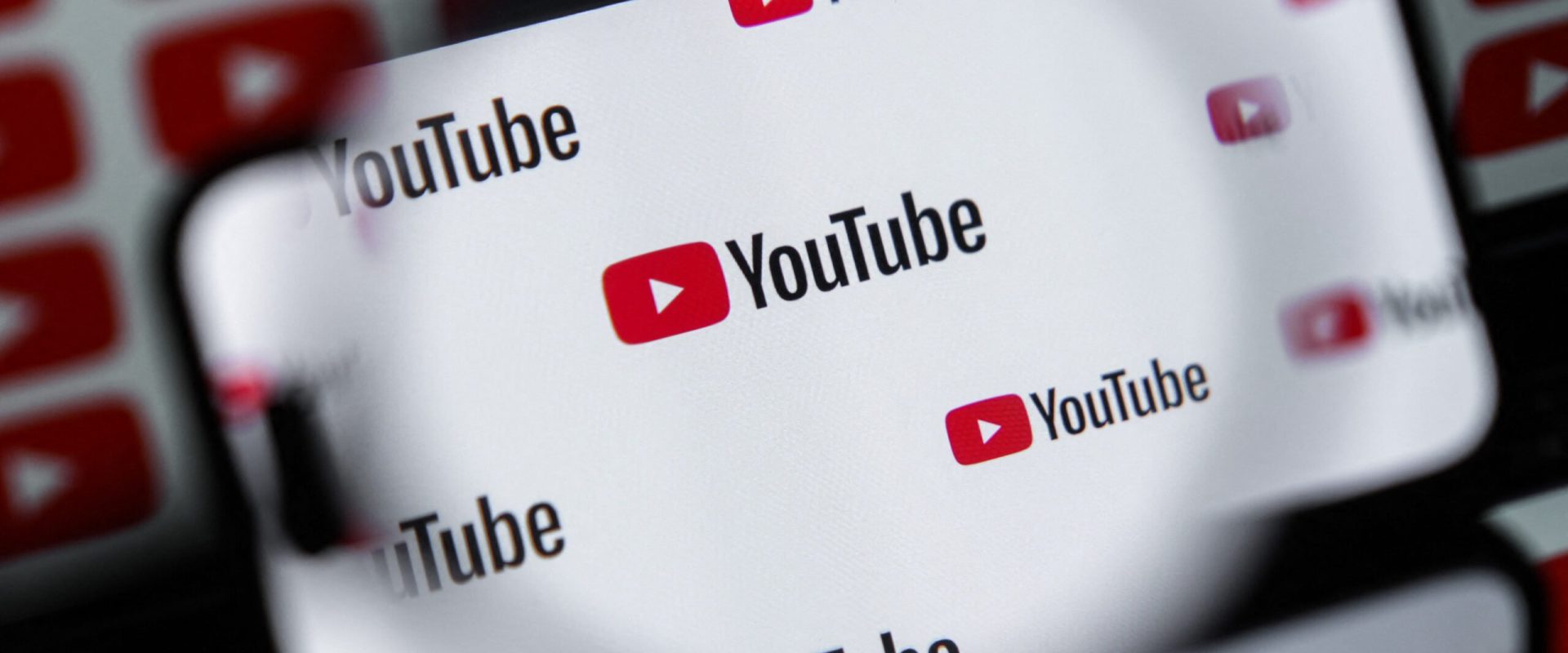 Un videoclip NVIDIA despre tehnologia DLSS 5, cu peste două milioane de vizualizări pe YouTube, a fost blocat din cauza unei probleme de copyright, generând un efect în lanț care a afectat și alte materiale online