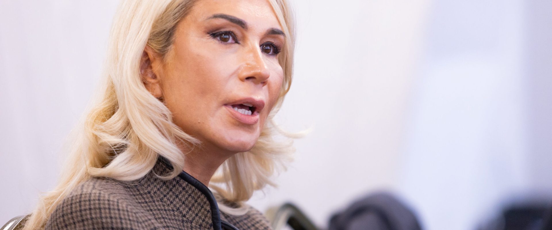 Jigniri și scandal la Sibiu: Limbajul suburban, noua normă politică