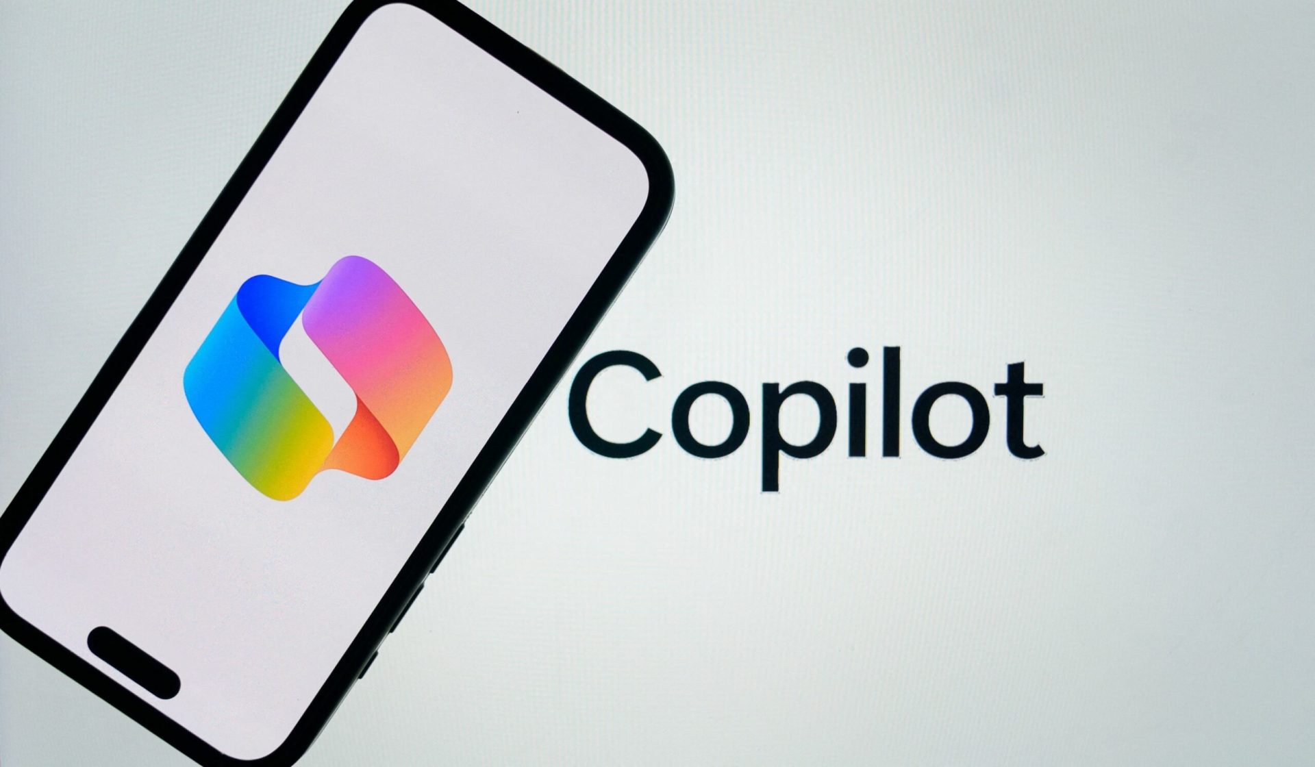 Microsoft, pusă sub semnul întrebării de clauzele Copilot: Atenționări privind utilizarea și actualizări promise București – Gigantul tehnologic Microsoft a atras atenția utilizatorilor și a stârnit critici pe rețelele de socializare din cauza unor prevederi din termenii de utilizare ai instrumentului său de inteligență artificială (IA) Copilot