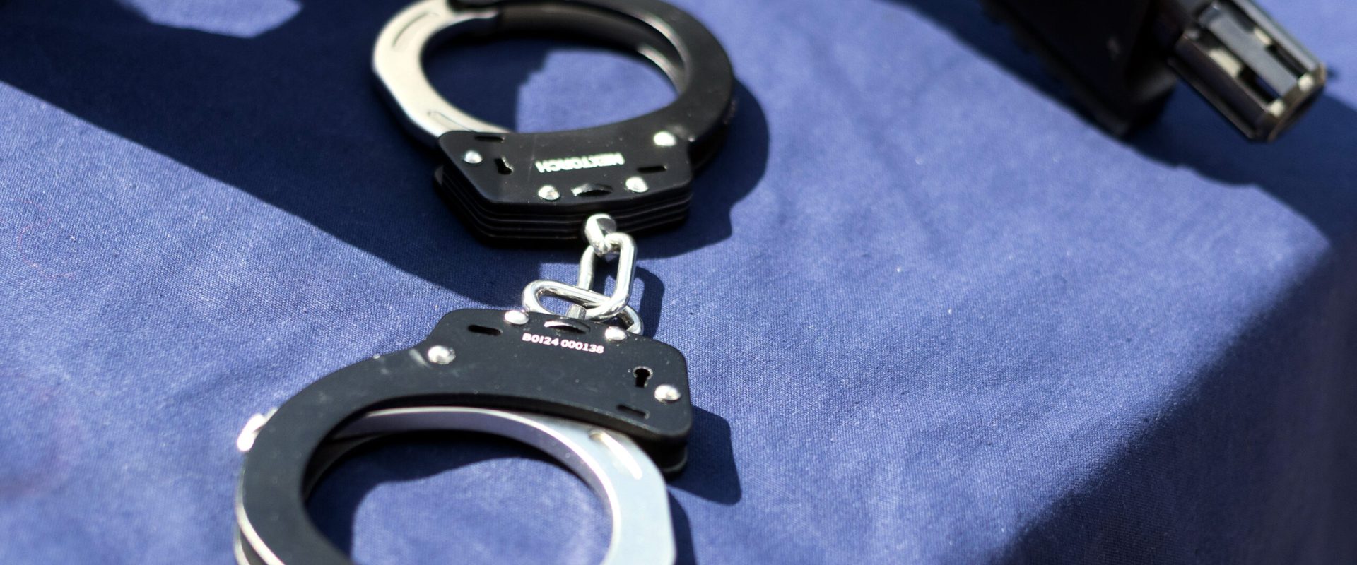 Un cetățean turc, reținut în Mehedinți cu 30 de kilograme de cocaină Un bărbat de 45 de ani, cetățean turc, a fost reținut în județul MEHEDINȚI după ce a fost prins în flagrant cu 30 de kilograme de cocaină