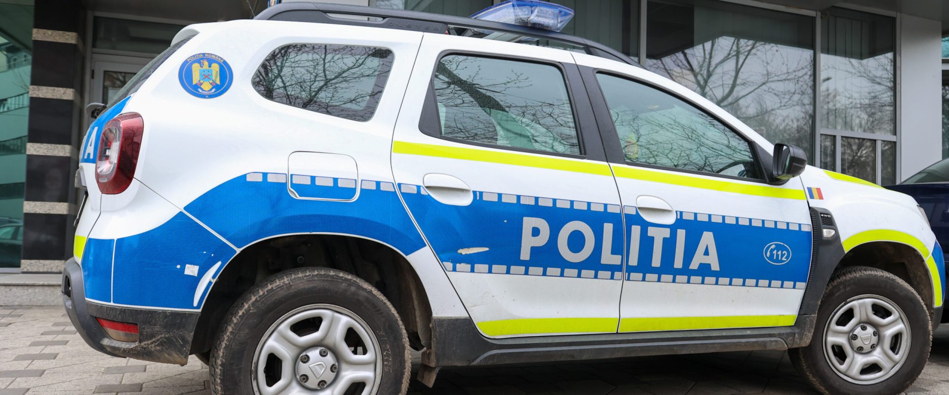 Un tânăr a fost reținut după ce a acroșat un polițist și a refuzat să oprească la semnalul agenților rutieri în București