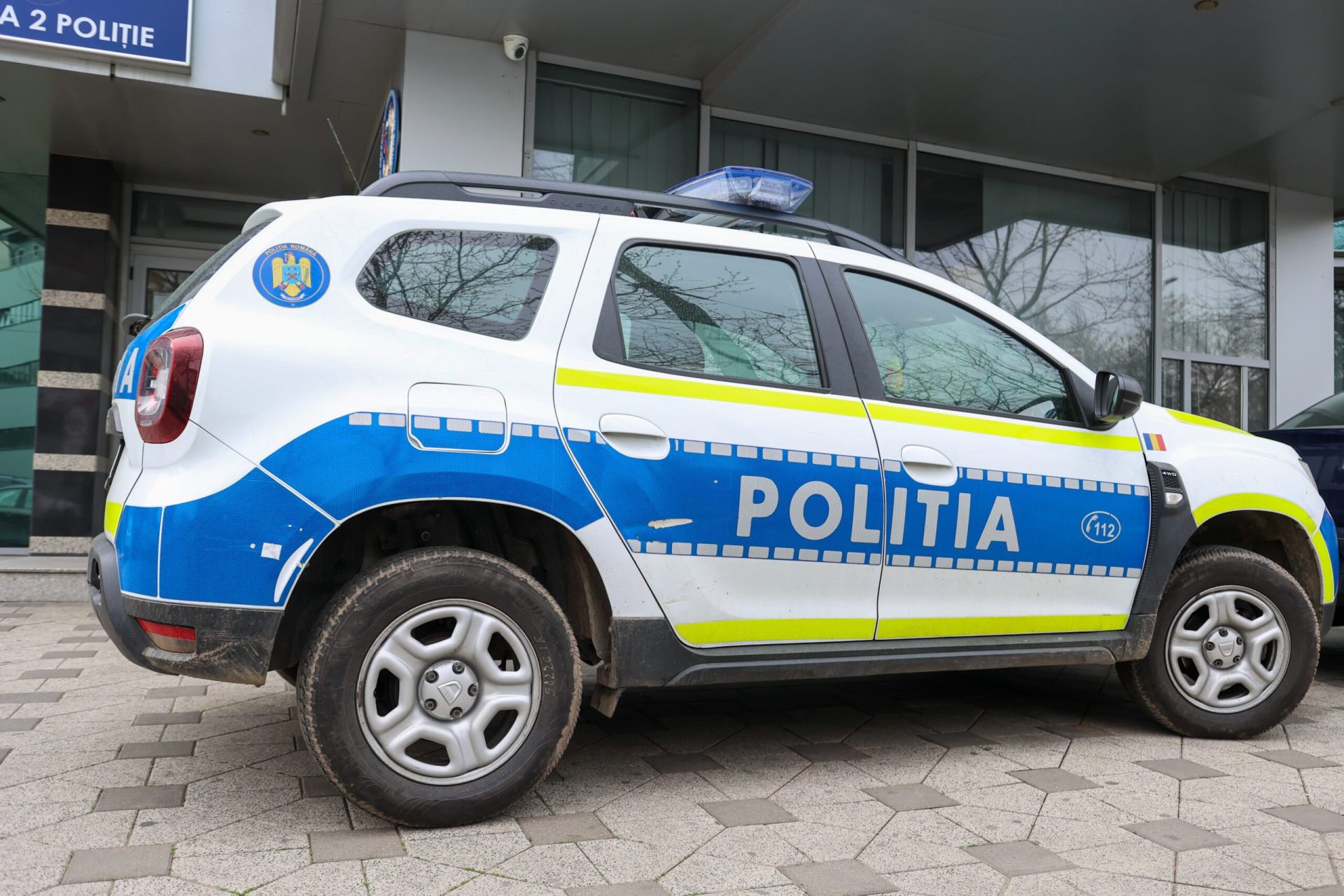 Un tânăr a fost reținut după ce a acroșat un polițist și a refuzat să oprească la semnalul agenților rutieri în București