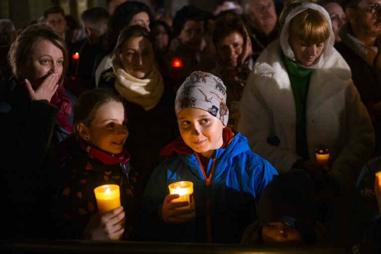 Paște acasă pentru mulți români: Slujba de Înviere, prioritate pentru INSCOP