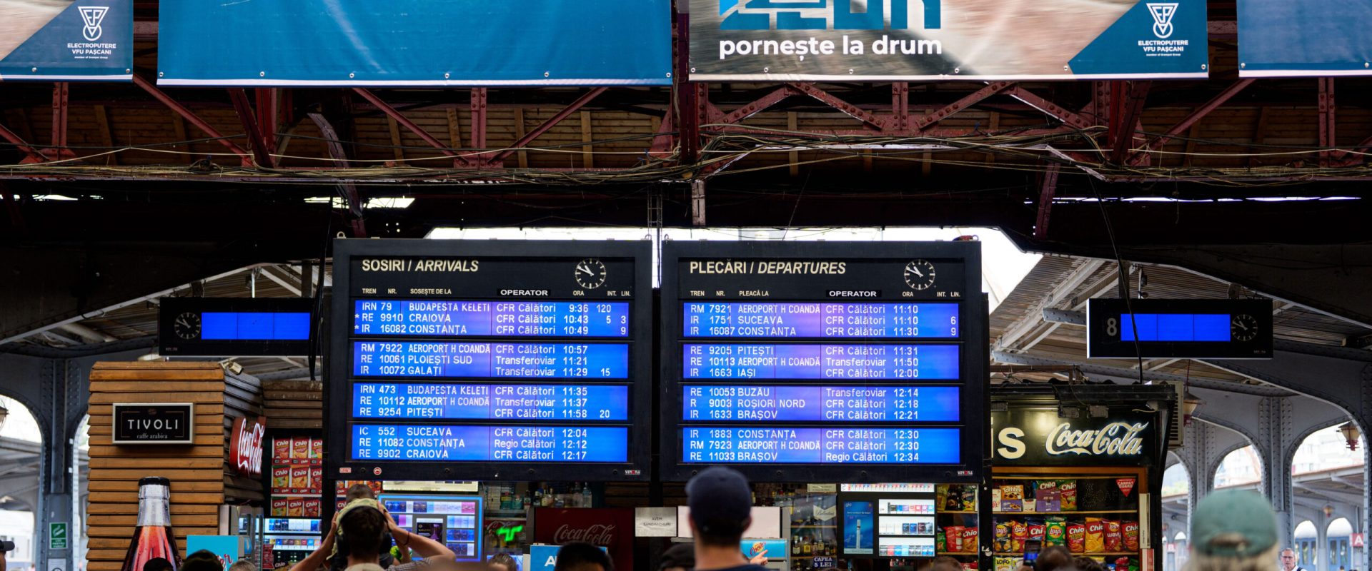 CFR Călători suplimentează trenurile pe rutele aglomerate pentru a face față cererii Pentru a facilita călătoriile în perioadele cu trafic sporit, CFR Călători va suplimenta trenurile pe cele mai solicitate rute, în special cele care leagă capitala de marile orașe din țară