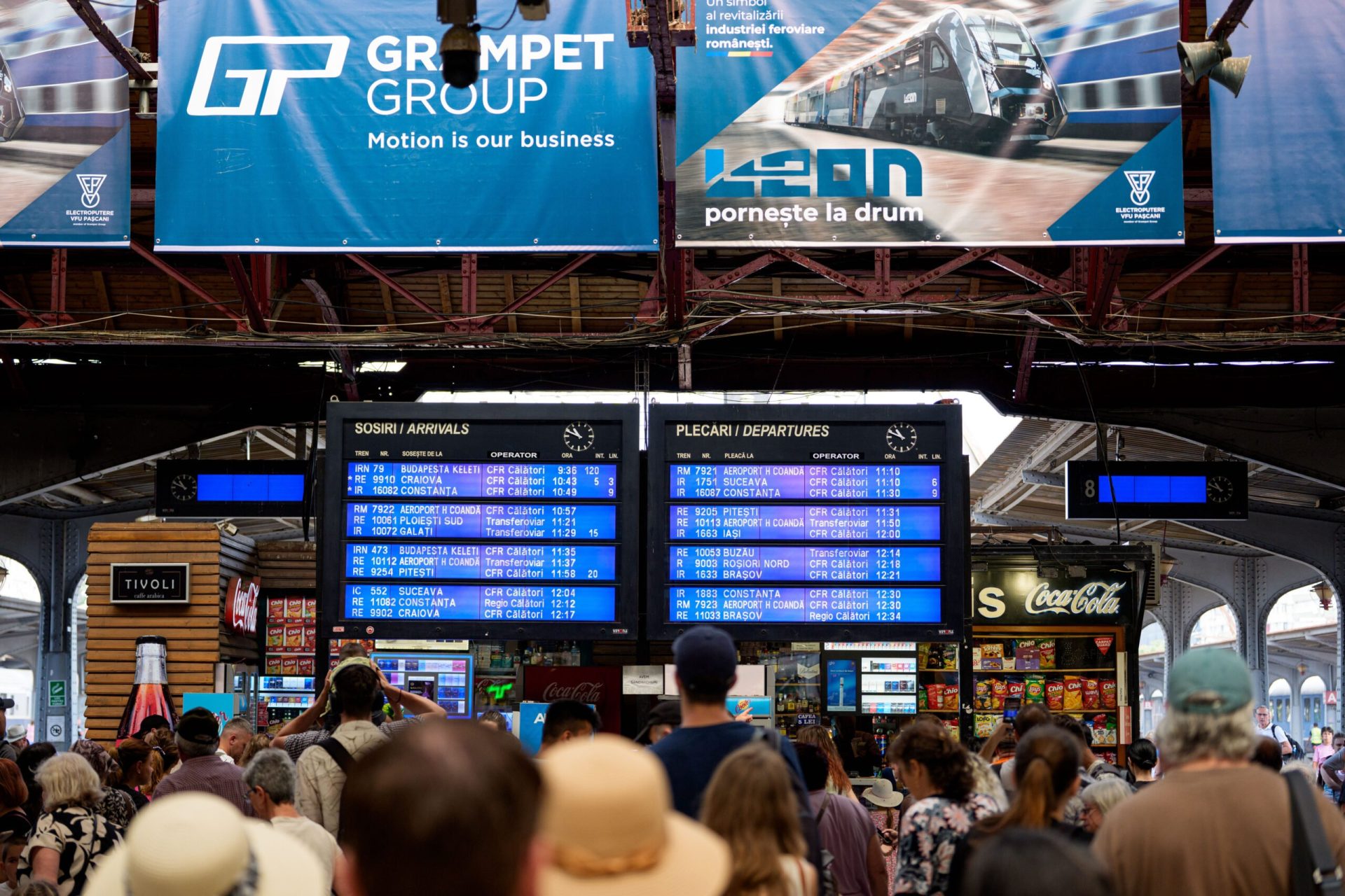 CFR Călători suplimentează trenurile pe rutele aglomerate pentru a face față cererii Pentru a facilita călătoriile în perioadele cu trafic sporit, CFR Călători va suplimenta trenurile pe cele mai solicitate rute, în special cele care leagă capitala de marile orașe din țară