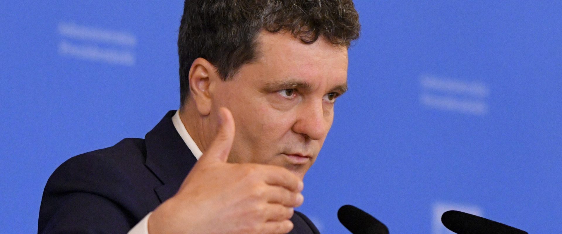 Sondaj de opinie: Criză politică? Nu-i aproape de moțiune, zice un oficial