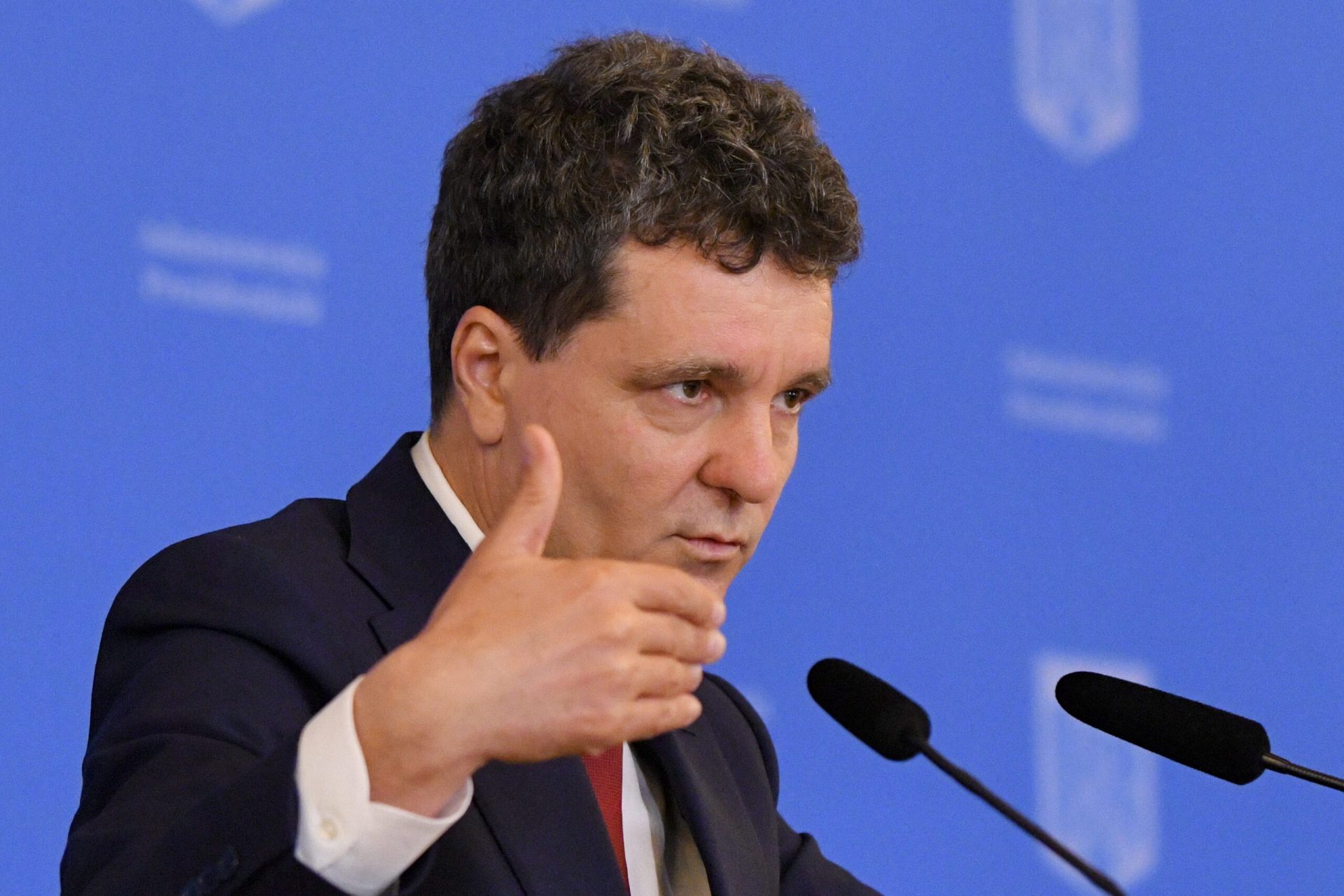 Sondaj de opinie: Criză politică? Nu-i aproape de moțiune, zice un oficial