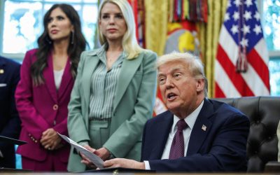 Nu-și ascultă sfaturile și improvizează: Gestul care-l scoate din minți pe Trump