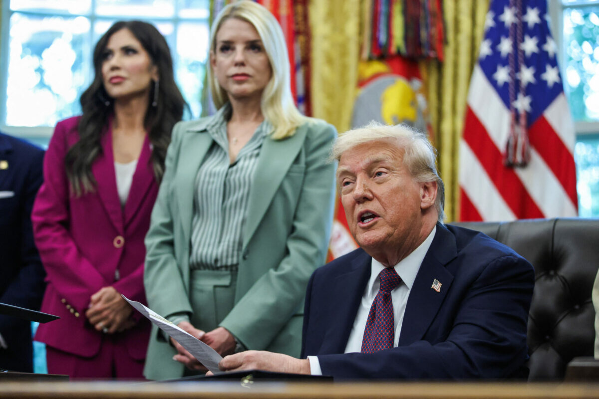 Nu-și ascultă sfaturile și improvizează: Gestul care-l scoate din minți pe Trump