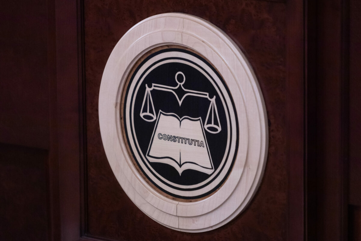 Nu schimbă Constituția, dar modifică un cuvânt din legea CCR