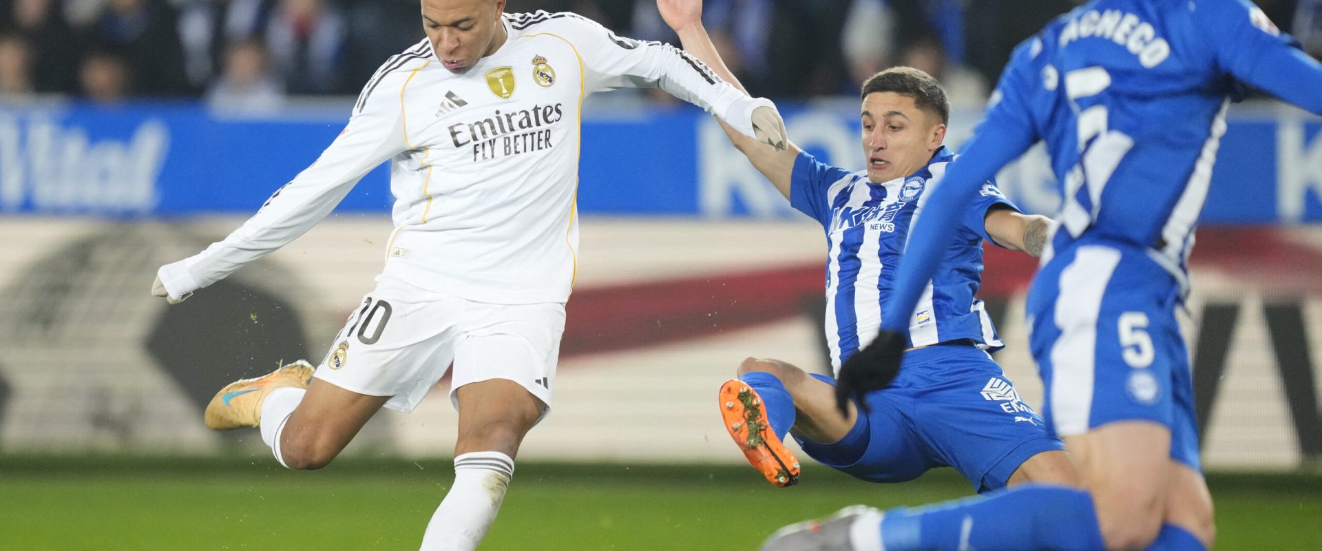 Real Madrid câștigă, dar rămâne în umbra Barcelonei în La Liga