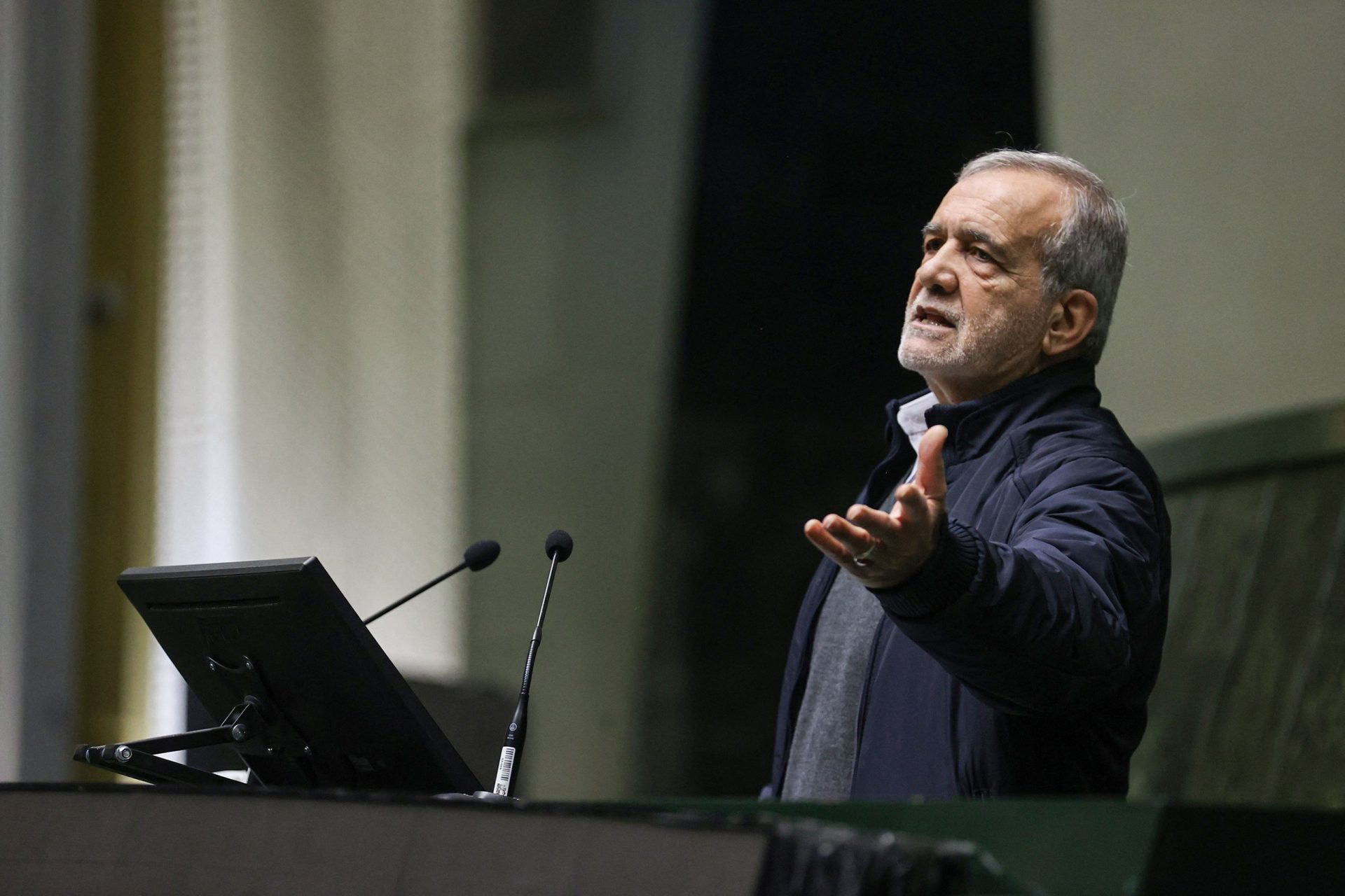 Iranul trimite un semnal de pace în plină criză cu Statele Unite Înaintea unui discurs important al președintelui american Donald Trump despre relațiile cu Iranul, liderul iranian Masoud Pezeshkian a publicat o scrisoare cu un ton conciliant, sugerând o posibilă deschidere către dialog