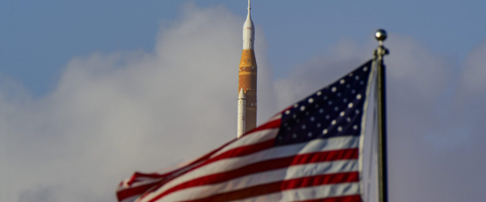 Deceniul aselenizărilor, o cursă spațială definitorie pentru secolul trecut, a fost urmat de o perioadă de relativă stagnare în ceea ce privește explorarea umană a Lunii