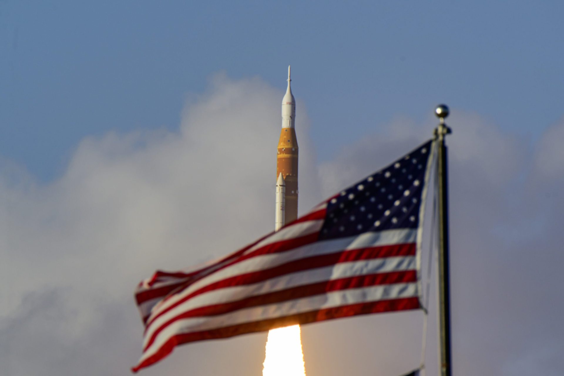 Deceniul aselenizărilor, o cursă spațială definitorie pentru secolul trecut, a fost urmat de o perioadă de relativă stagnare în ceea ce privește explorarea umană a Lunii