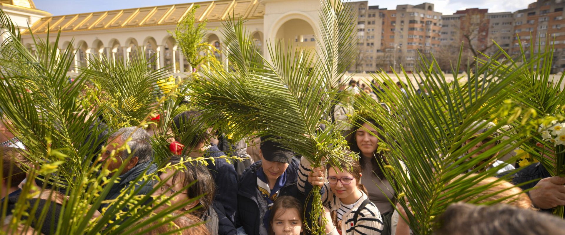 Floriile, între credința religioasă și tradițiile populare În această duminică, creștinii ortodocși sărbătoresc Intrarea Domnului în Ierusalim, cunoscută sub numele de Florii