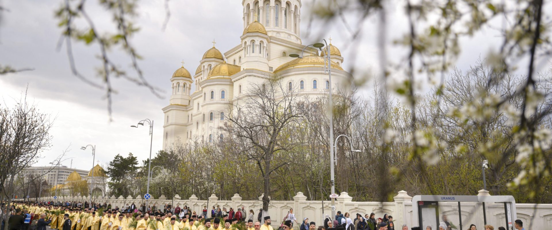 București – Mii de credincioși au participat duminică la tradiționalul pelerinaj de Florii, organizat în centrul Capitalei