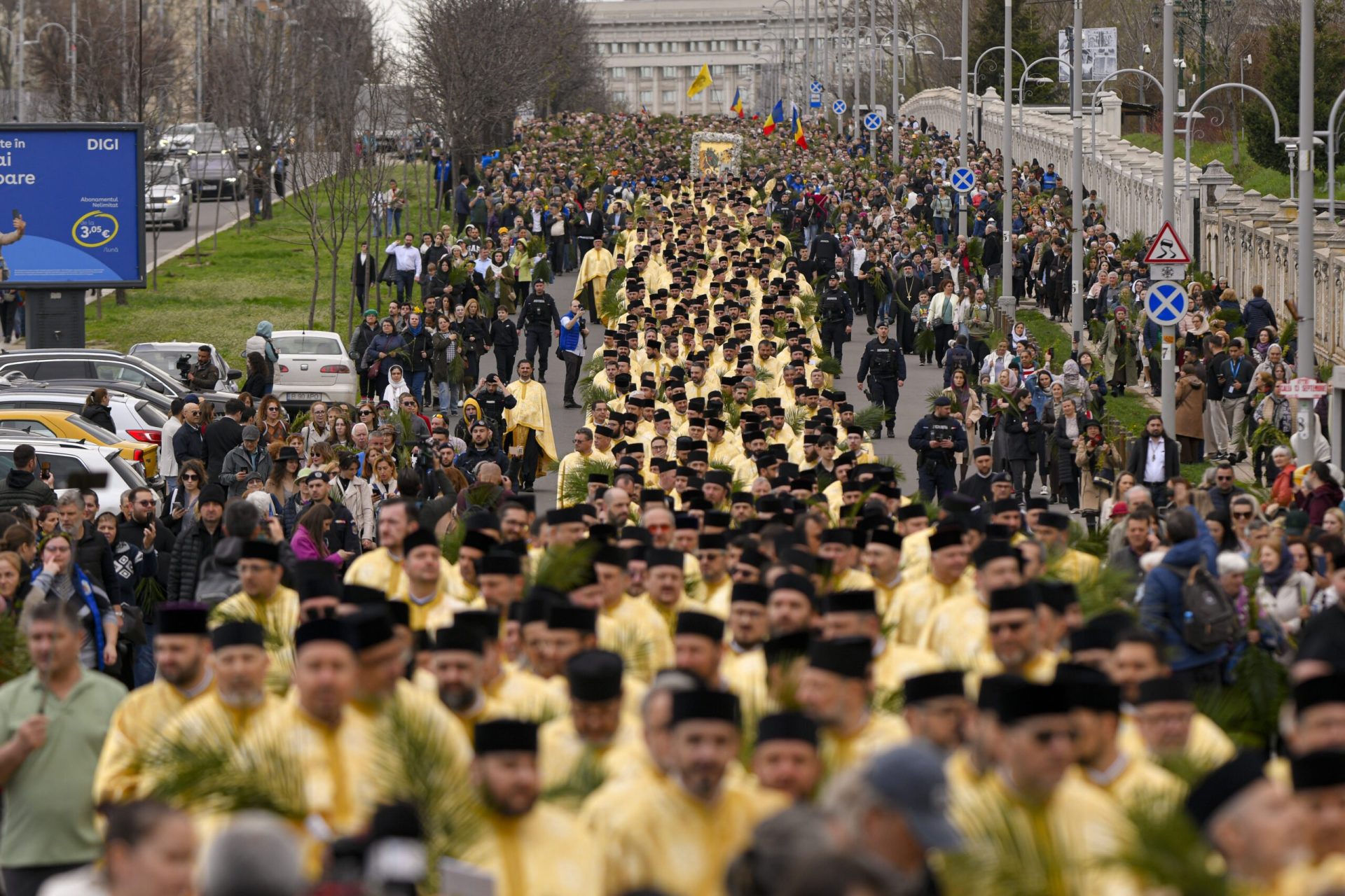 Mii de credincioși au participat la Pelerinajul de Florii în București Bucureștiul a fost, sâmbătă, centrul spiritual al țării, mii de credincioși luând parte la tradiționalul Pelerinaj de Florii