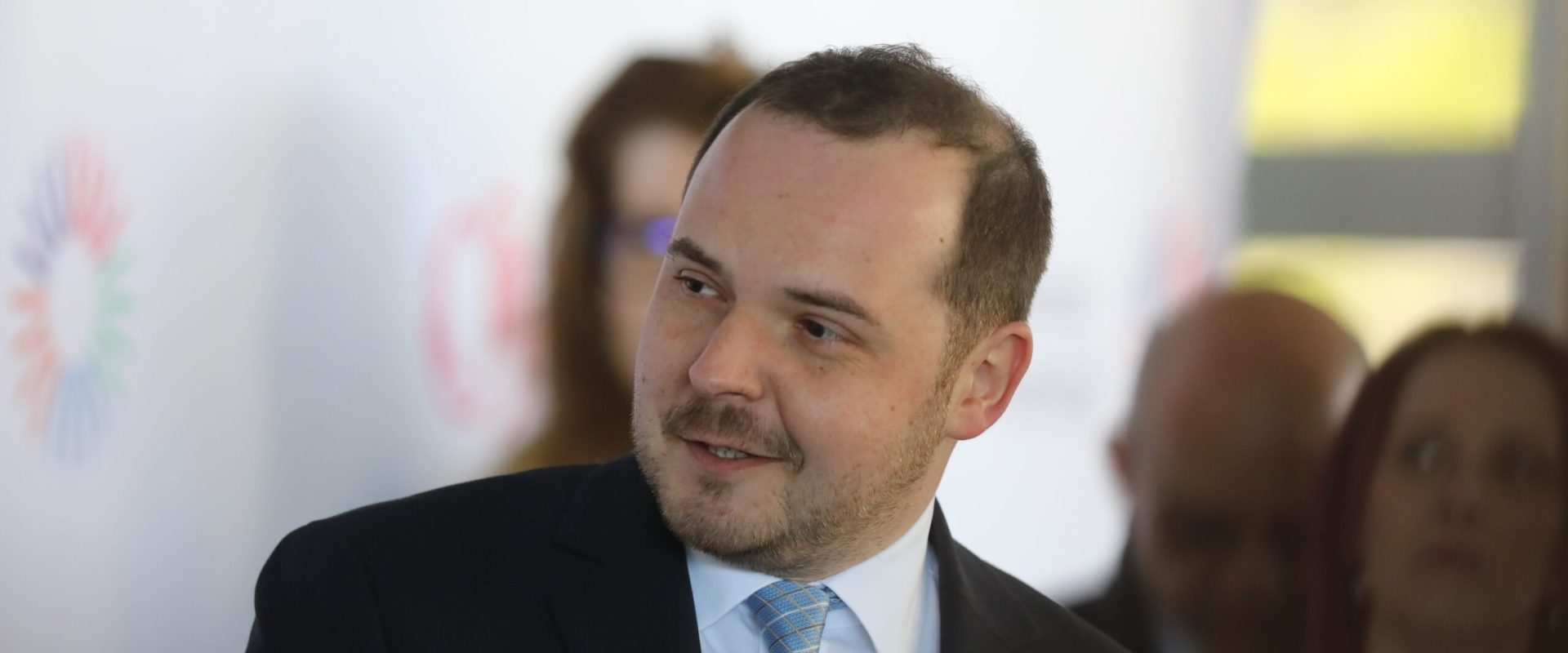 Bolnav la serviciu sau fără bani: Decizia grea a românilor