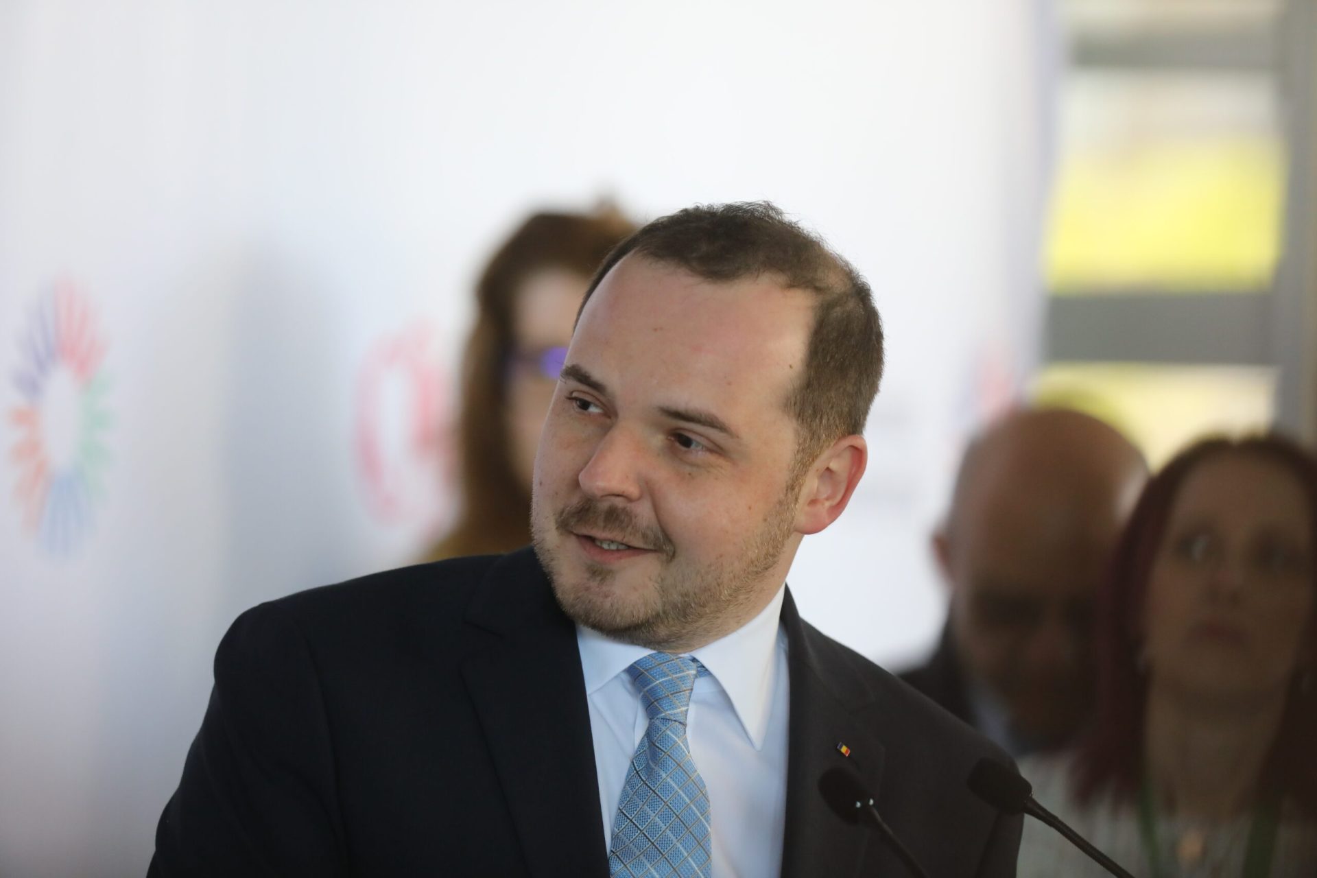 Bolnav la serviciu sau fără bani: Decizia grea a românilor