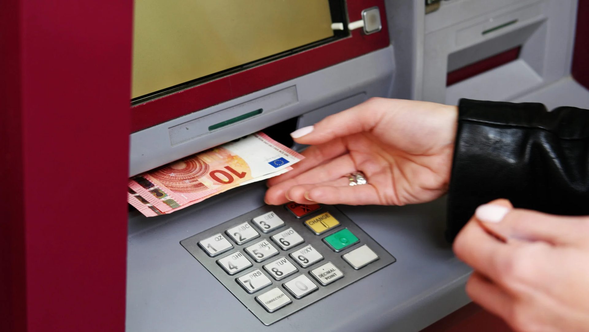 Atenție la bancomat: Schimbări majore pentru toți cei care scot bani!