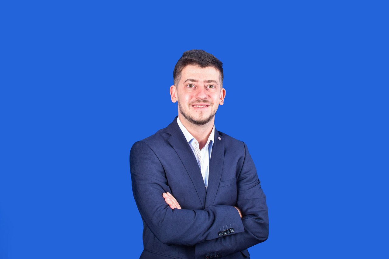 Inteligența artificială transformă companiile: până la 90% din cererile IT, rezolvate automat București – Inteligența artificială (AI) își face simțită prezența tot mai puternic în companii, preluând sarcini repetitive și schimbând fundamental modul în care lucrează angajații